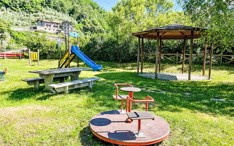 Leonardo: Openbare Ruimte, Speeltoestel, Park, Tuin, Schaduw, Gazon, Landscaping, Werf, Speelplaats, Buitenmeubels