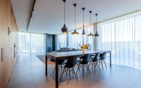 Villa Dalia Venezia: Tafel, Meubilair, Hout, Interieur Ontwerp, Stoel, Flooring, Verdieping, Hardwood, Plafond, Keuken