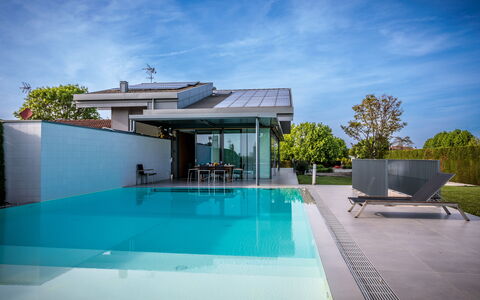 Villa Dalia Venezia: Water, Lucht, Wolk, Zwembad, Fabriek, Schaduw, Buitenmeubels, Interieur Ontwerp, Ligstoel, Stoel