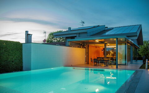Villa Dalia Venezia: Water, Lucht, Eigendom, Fabriek, Zwembad, Azure, Wolk, Schaduw, Gebouw, Buitenmeubels