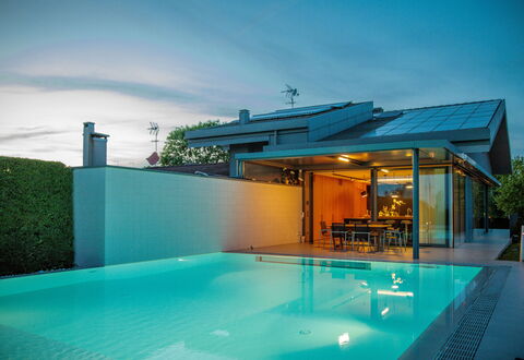 Villa Dalia Venezia: Water, Lucht, Eigendom, Fabriek, Zwembad, Azure, Wolk, Schaduw, Gebouw, Buitenmeubels