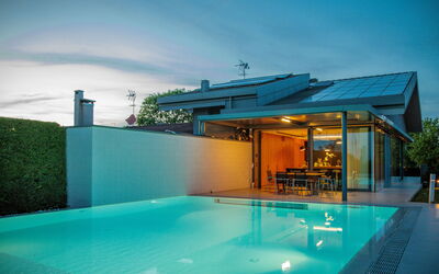 Villa Dalia Venezia: Water, Lucht, Eigendom, Fabriek, Zwembad, Azure, Wolk, Schaduw, Gebouw, Buitenmeubels