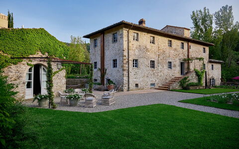 Villa Dell'abate: Fabriek, Lucht, Gebouw, Eigendom, Venster, Huis, Land Lot, Gras, Boom, Landschap
