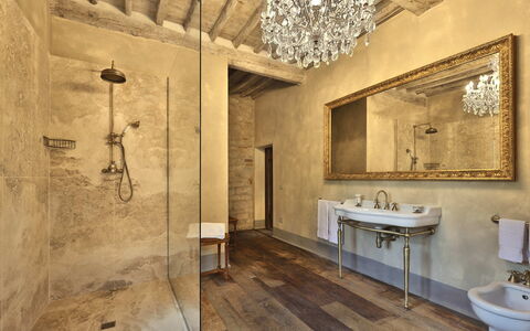 Villa Dell'abate: Spiegel, Eigendom, Kraan, Loodgieterswerkinrichting, Wastafel, Badkamer, Hout, Verlichting, Gebouw, Interieur Ontwerp