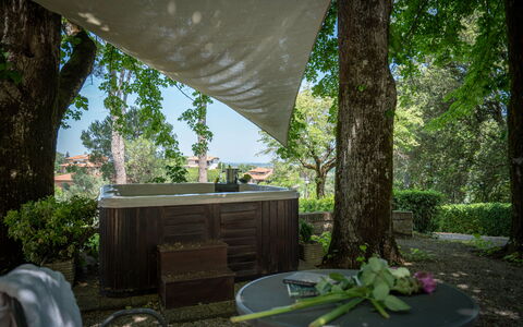 Villa Recanati, Val D'orcia, Private Pool, Jacuzzi: Fabriek, Tafel, Blad, Gebouw, Natuur, Boom, Plantkunde, Schaduw, Verlichting, Hout