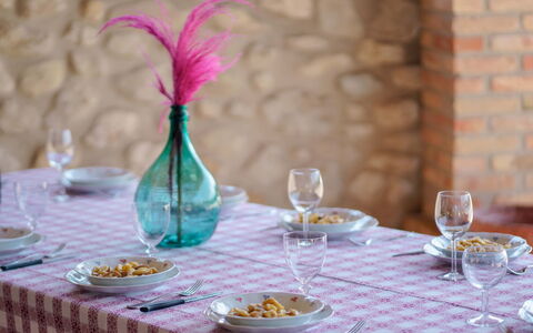 Villa Pagannoni: Tableware, Tafel, Meubilair, Drinkware, Voedsel, Glaswerk, Dishware, Tafelkleed, Textiel, Decoratie