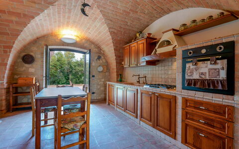 Villa Pagannoni: Meubilair, Cabinetry, Tafel, Countertop, Hout, Stoel, Interieur Ontwerp, Keuken, Verdieping, Muur