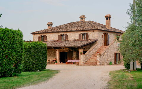 Villa Pagannoni: Fabriek, Lucht, Gebouw, Venster, Huis, Boom, Verblijf, Deur, Gras