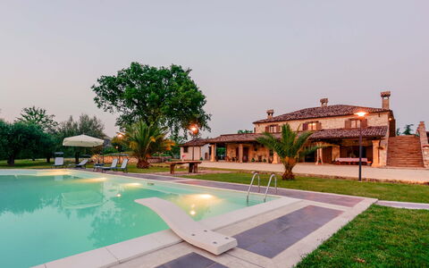 Villa Pagannoni: Water, Lucht, Fabriek, Gebouw, Boom, Zwembad, Buitenmeubels, Architectuur, Arecales, Woongebied