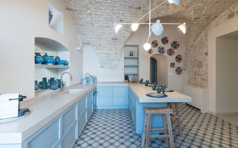 Dimora Cocchi: Tafel, Meubilair, Eigendom, Cabinetry, Azure, Kraan, Interieur Ontwerp, Verlichting, Countertop, Plank
