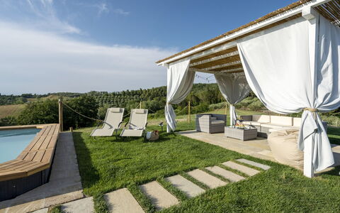 Villa Zara: Lucht, Eigendom, Fabriek, Wolk, Schaduw, Water, Tent, Land Lot, Gras, Vrije Tijd