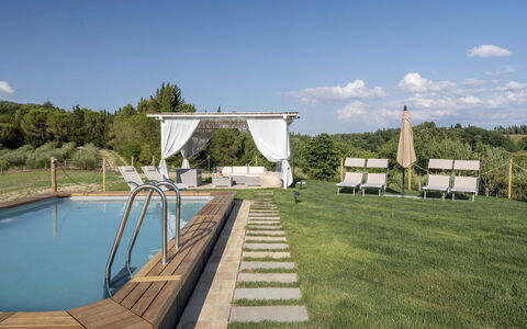 Villa Zara: Water, Lucht, Fabriek, Wolk, Eigendom, Schaduw, Zwembad, Boom, Buitenmeubels, Gras