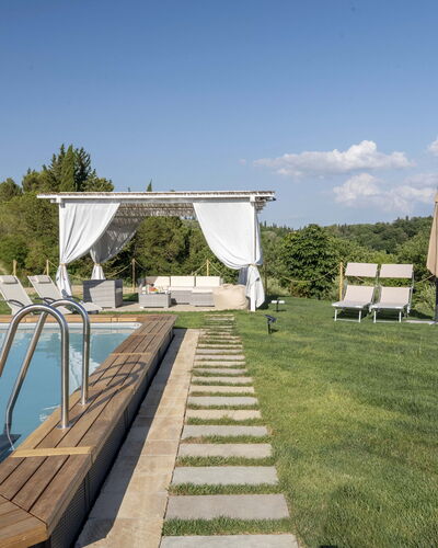 Villa Zara: Water, Lucht, Fabriek, Wolk, Eigendom, Schaduw, Zwembad, Boom, Buitenmeubels, Gras