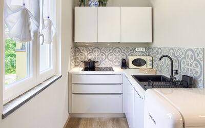 Palma - First Floor Apartment: Cabinetry, Gootsteen, Eigendom, Wastafel, Kraan, Countertop, Loodgieterswerkinrichting, Venster, Interieur Ontwerp, Keuken