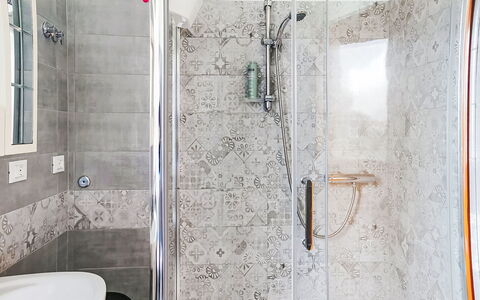 Patrizia: Loodgieterswerkinrichting, Badkamer, Flooring, Interieur Ontwerp, Verdieping, Loodgieter, Kraan, Tegel, Douche, Douchekop