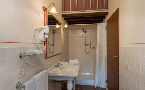 Locanda Di Alberi Without Kitchen: Kraan, Loodgieterswerkinrichting, Spiegel, Wastafel In De Badkamer, Eigendom, Wastafel, Badkamer, Interieur Ontwerp, Purper, Hout