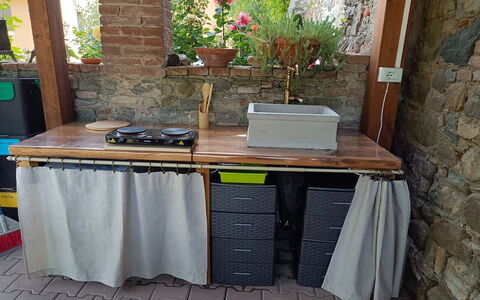 Locanda Di Alberi Without Kitchen: Hout, Keuken, Countertop, Beits, Toestel Van De Keuken, Gootsteen, Kamerplant, Loodgieterswerkinrichting, Fornuis, Huishoudapparatuur