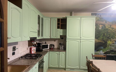 Villa Castelnuovo: Cabinetry, Countertop, Eigendom, Gootsteen, Toestel Van De Keuken, Gebouw, Keuken, Fornuis, Wastafel, Huishoudapparatuur