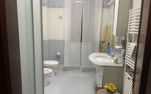 Villa Castelnuovo: Wastafel, Gebouw, Spiegel, Kraan, Loodgieterswerkinrichting, Wastafel In De Badkamer, Badkamer, Purper, Verdieping