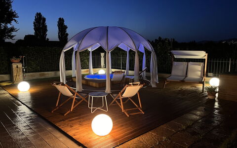 Villa Castelnuovo: Lucht, Meubilair, Gebouw, Licht, Tafel, Verlichting, Buitenmeubels, Schaduw, Stoel, Tent