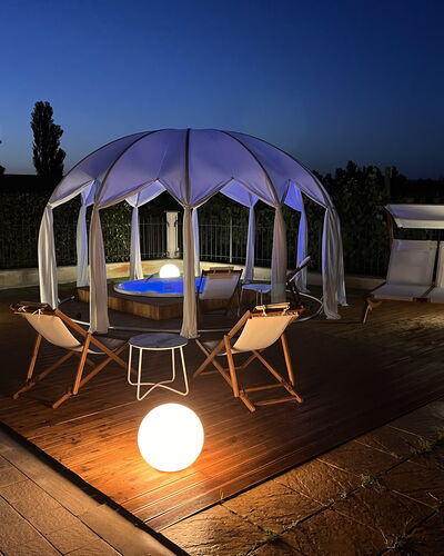 Villa Castelnuovo: Lucht, Meubilair, Gebouw, Licht, Tafel, Verlichting, Buitenmeubels, Schaduw, Stoel, Tent