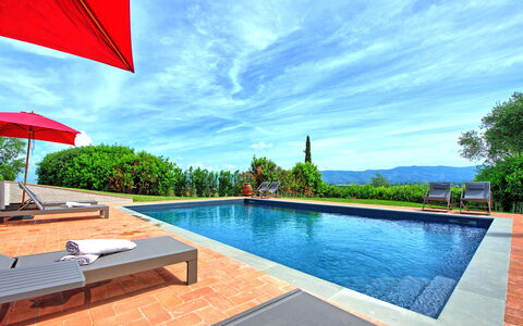 Villa Marliana: Water, Lucht, Wolk, Fabriek, Zwembad, Azure, Boom, Schaduw, Buitenmeubels, Rechthoek