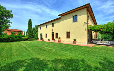 Villa Marliana: Wolk, Fabriek, Lucht, Gebouw, Boom, Groen, Venster, Natuurlijk Landschap, Architectuur, Land Lot