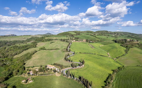 Monticchiello Apartment With Garden, Wifi, Pienza,: Wolk, Lucht, Natuurlijk Landschap, Berg, Land Lot, Hoogland, Terrein, Cumulus, Gras, Landschap
