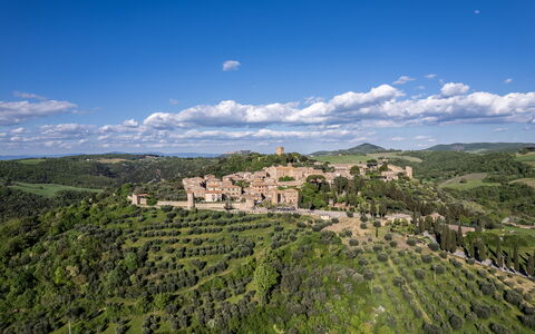 Monticchiello Apartment With Garden, Wifi, Pienza,: Wolk, Lucht, Fabriek, Plantengemeenschap, Natuurlijk Landschap, Berg, Land Lot, Gebouw, Cumulus, Gras