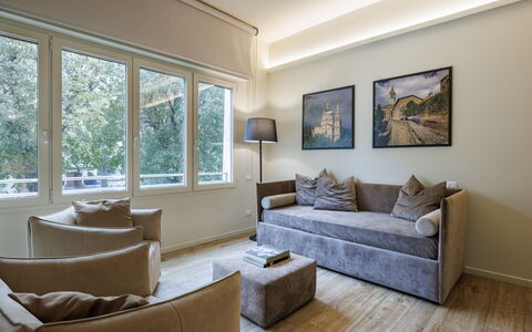 Betty Florence Charming Modern Apartment Near Piaz: Bankstel, Eigendom, Meubilair, Fotolijst, Hout, Interieur Ontwerp, Verlichting, Venster, Verdieping, Schaduw