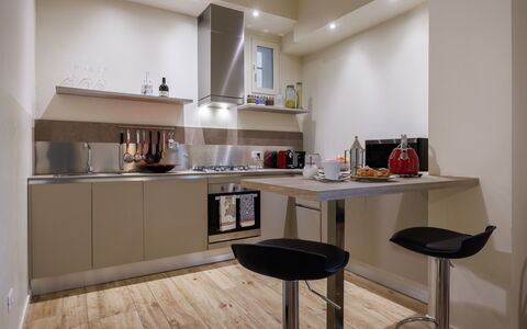 Betty Florence Charming Modern Apartment Near Piaz: Cabinetry, Meubilair, Gebouw, Countertop, Hout, Interieur Ontwerp, Flooring, Verdieping, Tafel, Keuken