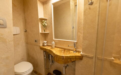 Charming Apartment Cartoni - Città Della Pieve, Um: Spiegel, Kraan, Loodgieterswerkinrichting, Wastafel In De Badkamer, Wastafel, Fabriek, Gebouw, Badkamer, Verdieping, Loodgieter