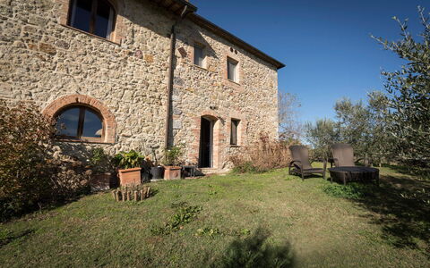 Alice - Podere Ribatti - Casole D'elsa, Toscana: Fabriek, Eigendom, Lucht, Venster, Gras, Natuurlijk Landschap, Gebouw, Verblijf, Landelijk Gebied, Landschap