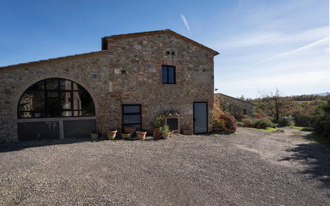 Alice - Podere Ribatti - Casole D'elsa, Toscana: Lucht, Eigendom, Fabriek, Venster, Gebouw, Wolk, Land Lot, Weg Oppervlak, Landschap, Facade