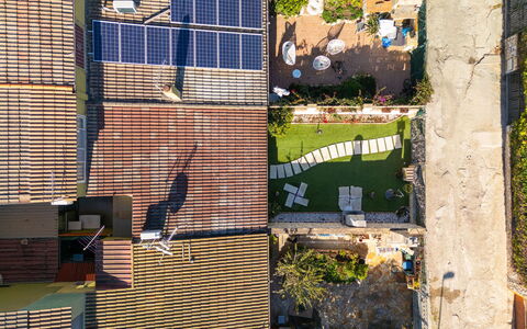 Porru: Gebouw, Dag, Eigendom, Lucht, Water, Fabriek, Venster, Zwembad, Boom, Stedelijk Ontwerp