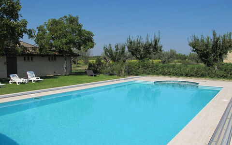 Villa Assisi: Water, Lucht, Eigendom, Fabriek, Zwembad, Azure, Schaduw, Rechthoek, Gebouw, Boom