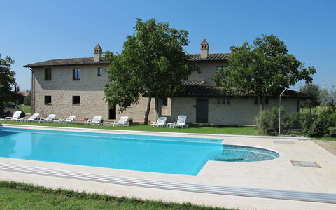 Villa Assisi: Lucht, Water, Fabriek, Gebouw, Boom, Schaduw, Gras, Rechthoek, Vrije Tijd, Samengesteld Materiaal