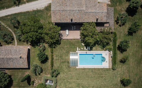 Villa Assisi: Eigendom, Gebouw, Fabriek, Boom, Land Lot, Stedelijk Ontwerp, Gras, Huis, Biome, Woongebied