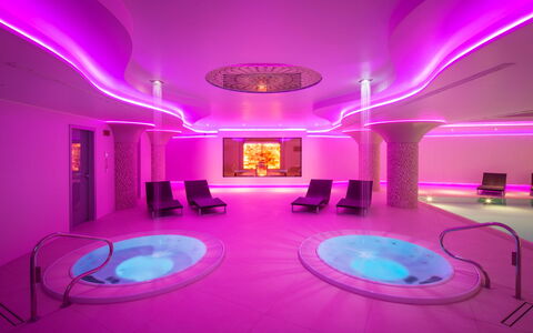 Villa Assisi: Gebouw, Decoratie, Licht, Purper, Verlichting, Interieur Ontwerp, Architectuur, Roze, Paars