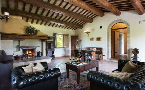Villa Assisi: Bankstel, Eigendom, Meubilair, Fotolijst, Interieur Ontwerp, Hout, Woonkamer, Verdieping, Kamerplant, Tafel