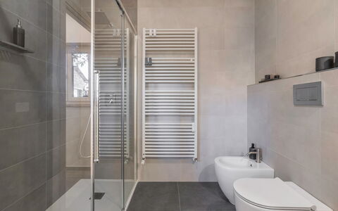 Il Nespolo Charming Apartment Fonterutoli - Siena,: Kraan, Loodgieterswerkinrichting, Badkamer, Gebouw, Interieur Ontwerp, Verdieping, Flooring, Samengesteld Materiaal, Muur