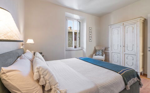 Il Nespolo Charming Apartment Fonterutoli - Siena,: Meubilair, Eigendom, Comfort, Gebouw, Azure, Hout, Deur, Bed Frame, Textiel, Interieur Ontwerp