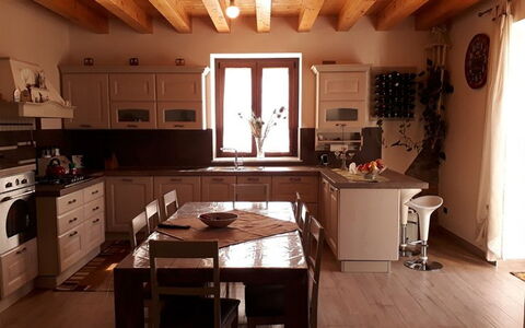 Casa Santa Venera: Cabinetry, Meubilair, Countertop, Wastafel, Hout, Tafel, Keuken, Verlichting, Lade, Venster