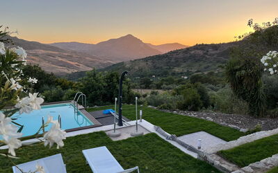 Casa Santa Venera: Lucht, Fabriek, Eigendom, Berg, Boom, Buitenmeubels, Zwembad, Gras, Vrije Tijd, Landschap