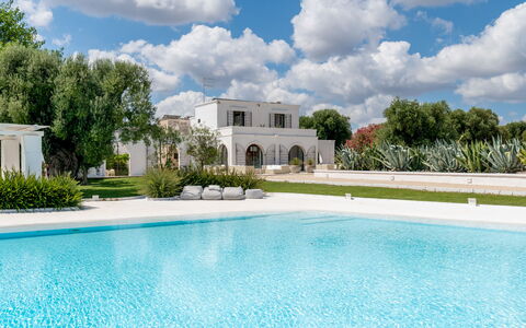 Masseria Isaia: Water, Wolk, Lucht, Fabriek, Eigendom, Gebouw, Azure, Boom, Zwembad, Gras