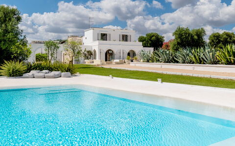 Masseria Isaia: Wolk, Water, Lucht, Eigendom, Fabriek, Azure, Natuur, Gebouw, Zwembad, Gras