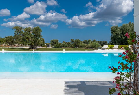 Masseria Isaia: Water, Lucht, Wolk, Fabriek, Eigendom, Zwembad, Blauw, Azure, Boom, Buitenmeubels