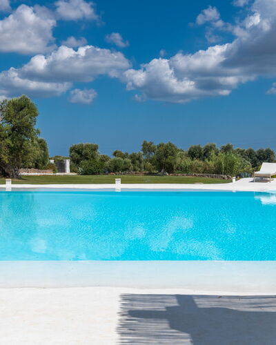 Masseria Isaia: Water, Lucht, Wolk, Fabriek, Eigendom, Zwembad, Blauw, Azure, Boom, Buitenmeubels