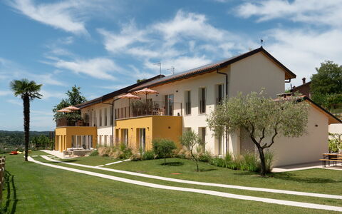 Casa Gallo - Roero - Langhe, Piemonte: Wolk, Fabriek, Lucht, Gebouw, Venster, Boom, Deur, Land Lot, Huis, Gras