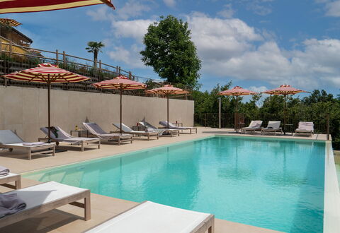 Casa Gallo - Roero - Langhe, Piemonte: Water, Lucht, Wolk, Eigendom, Zwembad, Fabriek, Vlag, Boom, Schaduw, Buitenmeubels